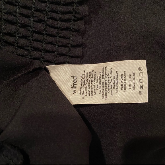 Wilfred Black Long Sleeve V Neck Crop Blouse Size Small - Picture 4 of 4